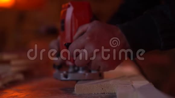 在工厂的一个低角度镜头里一个白人在一个木空白上做一个装饰工视频的预览图