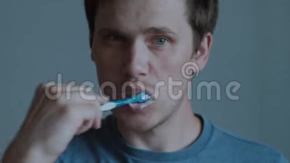 一个年轻人在刷牙视频的预览图