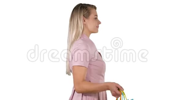 让开始销售的购物女人粉红色的步行与购物袋在白色的背景视频的预览图