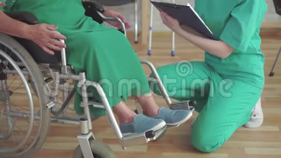 医生检查一位坐轮椅的老年妇女的健康状况视频的预览图