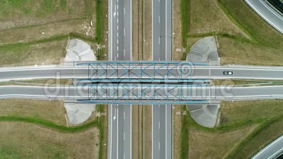 高速公路和立交桥的无人视野视频的预览图
