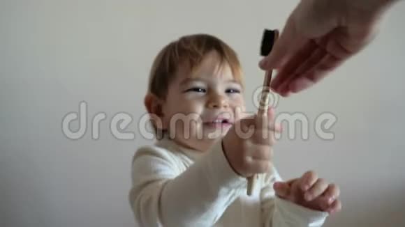童女用竹制牙刷刷牙零废物概念视频的预览图