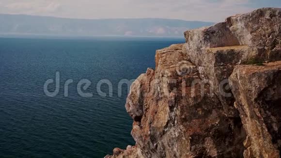 萨曼卡岩象征贝加尔湖附近的胡日尔村在奥尔洪岛俄罗斯自然景观视频的预览图