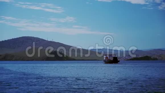 渡船在大陆和贝加尔湖的奥尔洪岛之间行驶渡船到奥尔洪岛视频的预览图