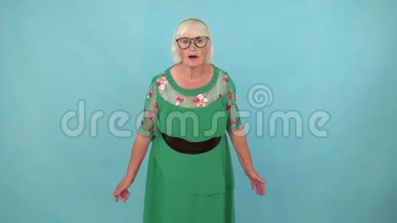 蓝色背景的令人惊讶的老年妇女视频的预览图