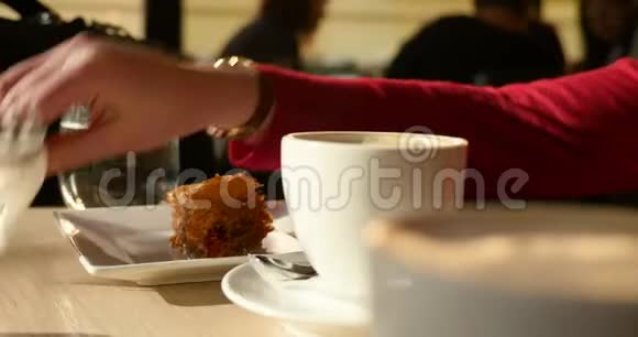 高加索女人用叉子吃传统的希腊蜂蜜蛋糕的侧视图视频的预览图