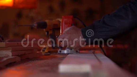 一个白人在工厂的低角度拍摄的木空白片上工作视频的预览图