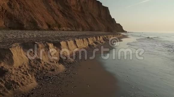 滩泡沫海洋海浪洗沙海浪冲击沙滩视频的预览图