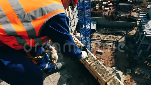 建筑工人正在建筑墙上浇铸水泥视频的预览图