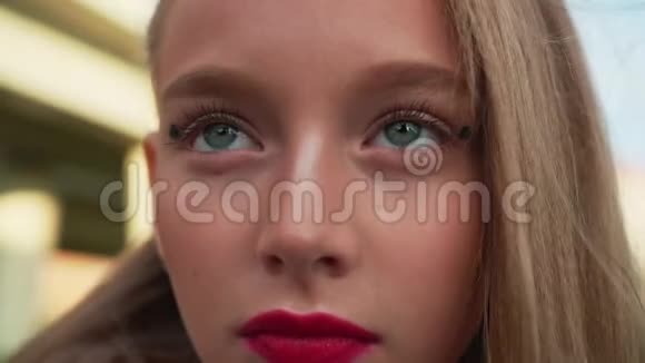 闭上脸年轻的女孩明亮的粉红色嘴唇和眼睛化妆有着时尚妆容的少女肖像画视频的预览图