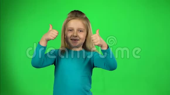 快乐微笑的女孩在绿色背景上表现出许多情感4k视频的预览图
