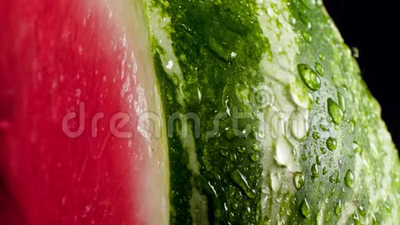 特写慢动作视频水在新鲜成熟的西瓜上流动和下落完美的抽象镜头视频的预览图