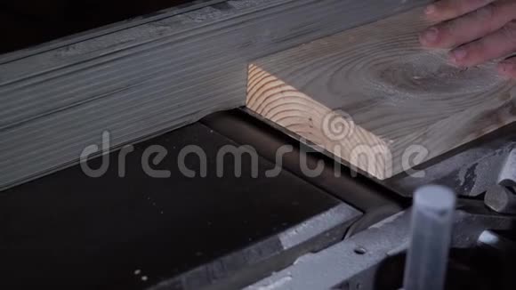 特纳在慢速运动的磨床上研磨木材视频的预览图