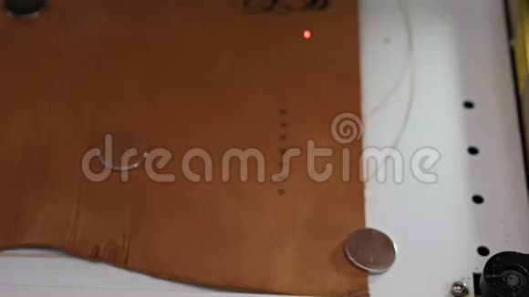 激光雕刻机工作皮肤标识皮革钱包视频的预览图