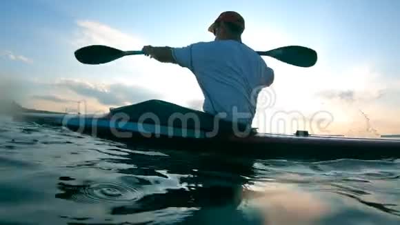 一个人正缓慢地划独木舟穿过湖面视频的预览图