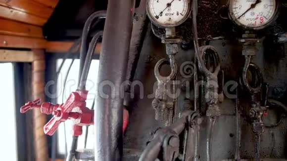 老式蒸汽机车锅炉带管道阀门仪表和指示器的4k杜利视频视频的预览图