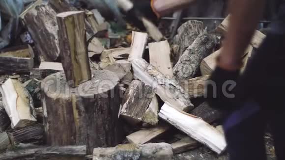 樵夫用斧子砍树干作为柴火人们在户外缓慢地砍柴男人手在工作视频的预览图