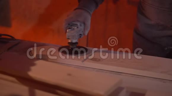 一个人在粉刷木制家具之前先把它擦亮视频的预览图