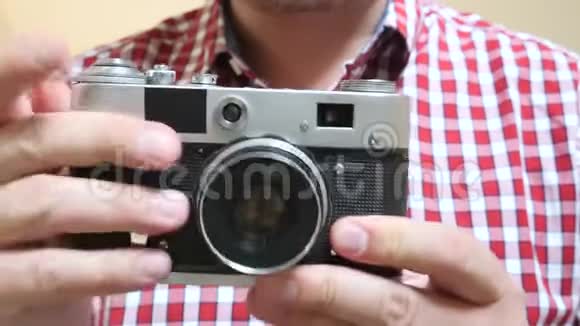摄影师手里拿着旧相机视频的预览图