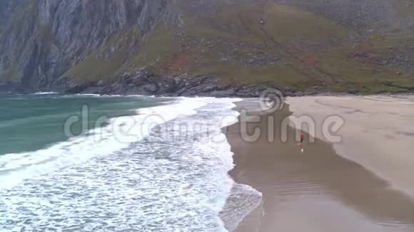 一个人在激流中沿着海岸行走视频的预览图