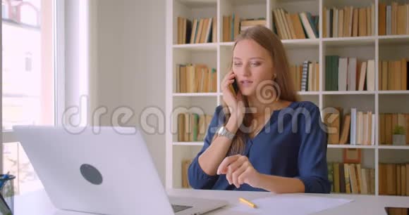 一位年轻的成功的有魅力的高加索女商人用手提电脑拍摄的特写镜头视频的预览图