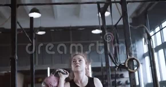年轻漂亮的运动红发女人举重在大型健身房做功能训练锻炼视频的预览图