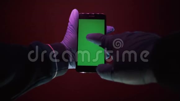 戴着蓝色防护手套的女孩在手机上打字对病毒的保护视频的预览图