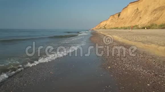 滩泡沫海洋海浪洗沙海浪冲击沙滩视频的预览图