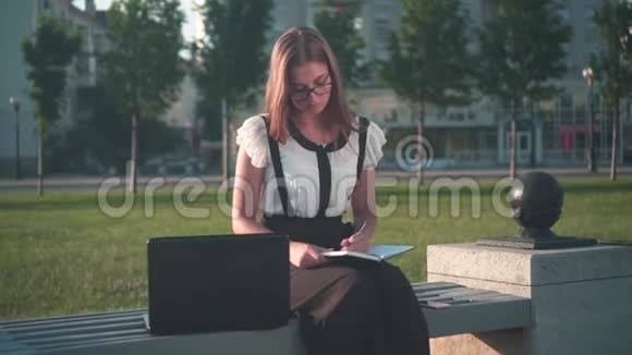 商业女性穿着白色衬衫和眼镜工作女孩写字她生气把她写的东西划掉视频的预览图