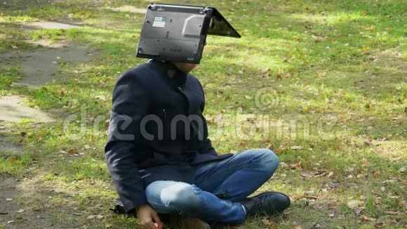 一个商人坐在莲花的位置上头上戴着笔记本电脑视频的预览图