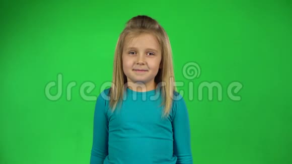 在绿色背景上令人惊讶的肖像小女性4k视频的预览图
