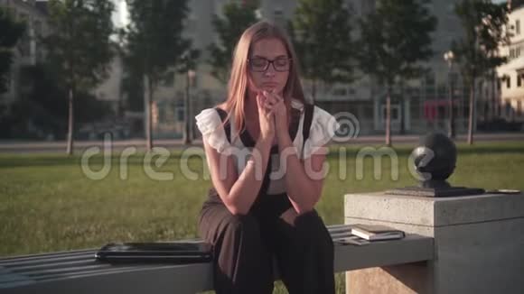穿白衬衫戴眼镜的女商人女孩累了她摘下眼镜休息脸紧了视频的预览图