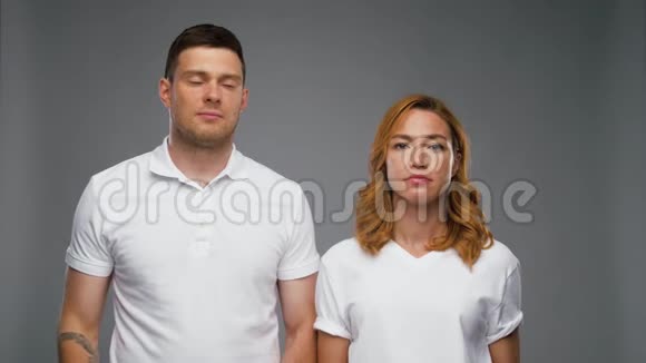 困惑的夫妇穿着白色t恤耸肩视频的预览图