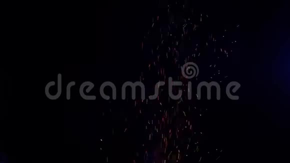 夜晚火焰中的火花在月光下飞升视频的预览图
