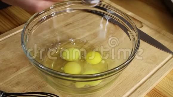 在玻璃碗里吹鸡蛋视频的预览图