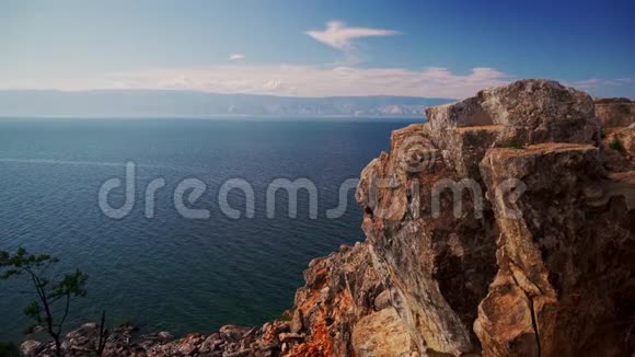 萨曼卡岩象征贝加尔湖附近的胡日尔村在奥尔洪岛俄罗斯自然景观视频的预览图