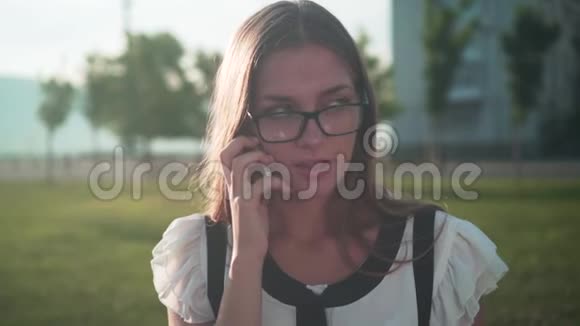 商务女性穿着白色衬衫和眼镜通过电话交谈女孩对对话者漠不关心和不尊重视频的预览图