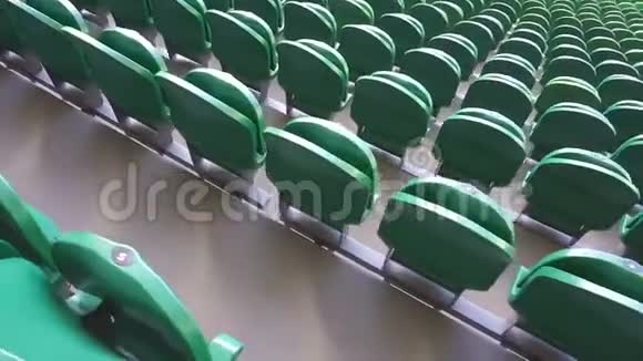体育场里的空塑料座椅在没有球迷的情况下比赛视频的预览图