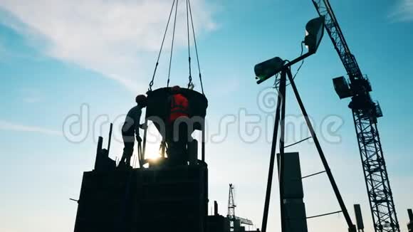 建筑工程师正在用一个水泥桶视频的预览图