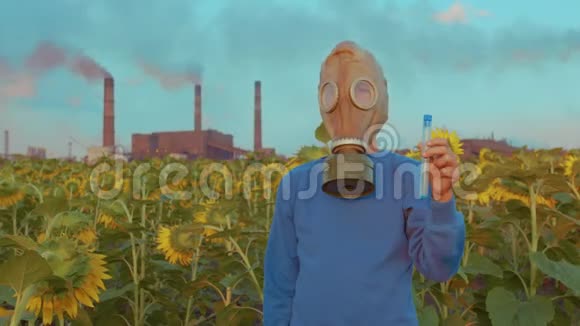 男孩戴着防毒面具背景上的工业管道特写环境污染概念视频的预览图