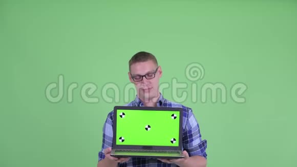 穿着时髦的年轻人带着笔记本电脑看上去很震惊视频的预览图