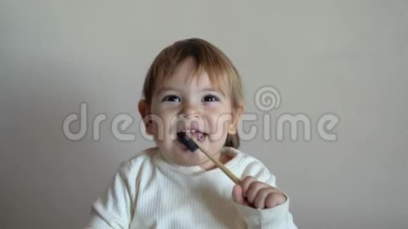 童女用竹制牙刷刷牙零废物概念视频的预览图