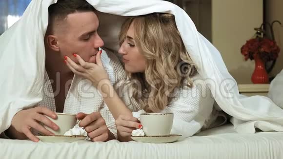 一对年轻夫妇正在酒店房间里放松视频的预览图