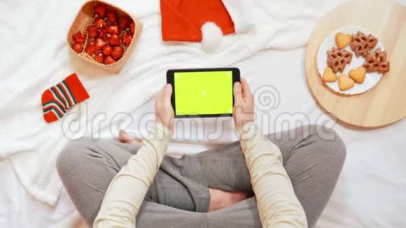 顶景男性在家庭圣诞假期使用小玩意视频的预览图