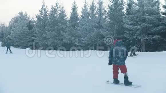 滑雪的概念一个有假肢的人在山上滑冰视频的预览图