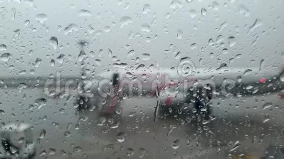 特写4k雨水滴在飞机湿挡风板上的视频视频的预览图