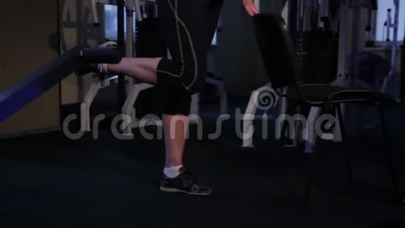 年龄的女人做一个站立的腿屈曲关节体操复制空间关闭侧视视频的预览图