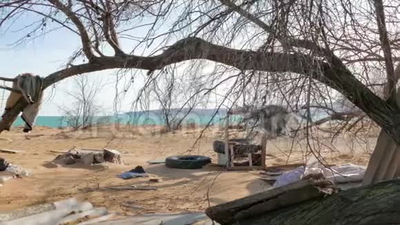 飓风过后被废弃的带垃圾的海岸视频的预览图