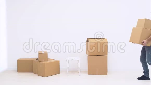 强壮的男人正在搬运大的移动盒子装满物品在白色的背景上被隔离复制空间动画行动4K视频的预览图