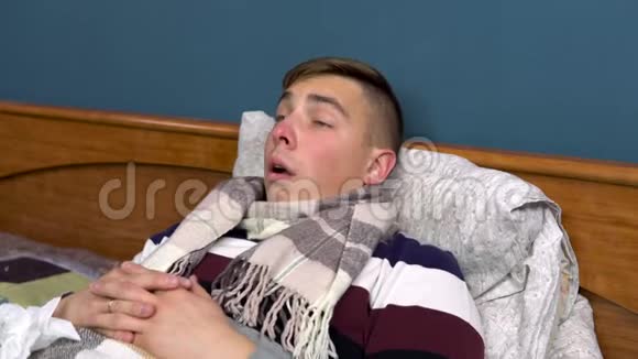 一个年轻人打喷嚏3那家伙躺在床上脖子上缠着一条围巾视频的预览图